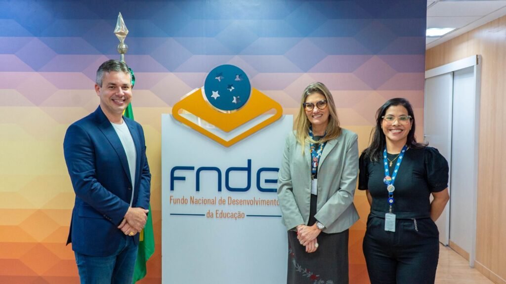 FOCO NA EDUCAÇÃO – Em Brasília, André Coutinho busca garantir nova creche e ônibus escolares
